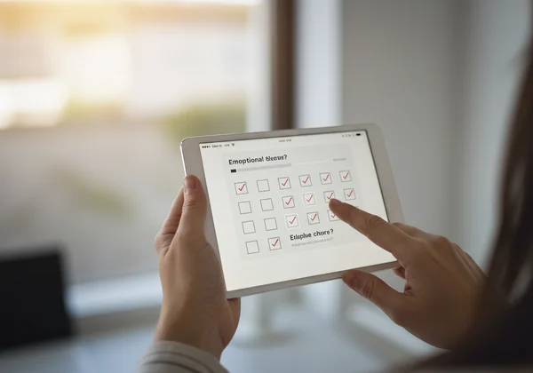 Pengguna melengkapkan penilaian anhedonia dalam talian pada tablet.